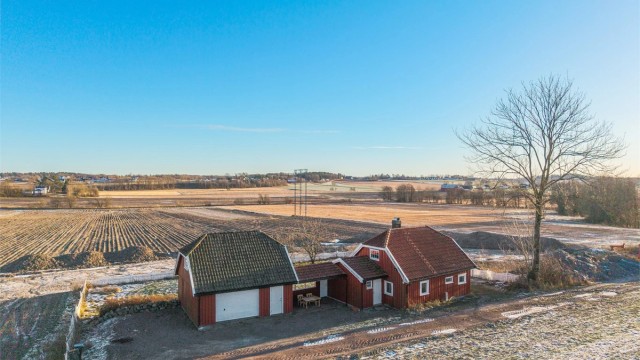 Eiendommen har attraktiv beliggenhet nær flotte turområder, lysløype, lekeplass, idrettsanlegg og barnehager.