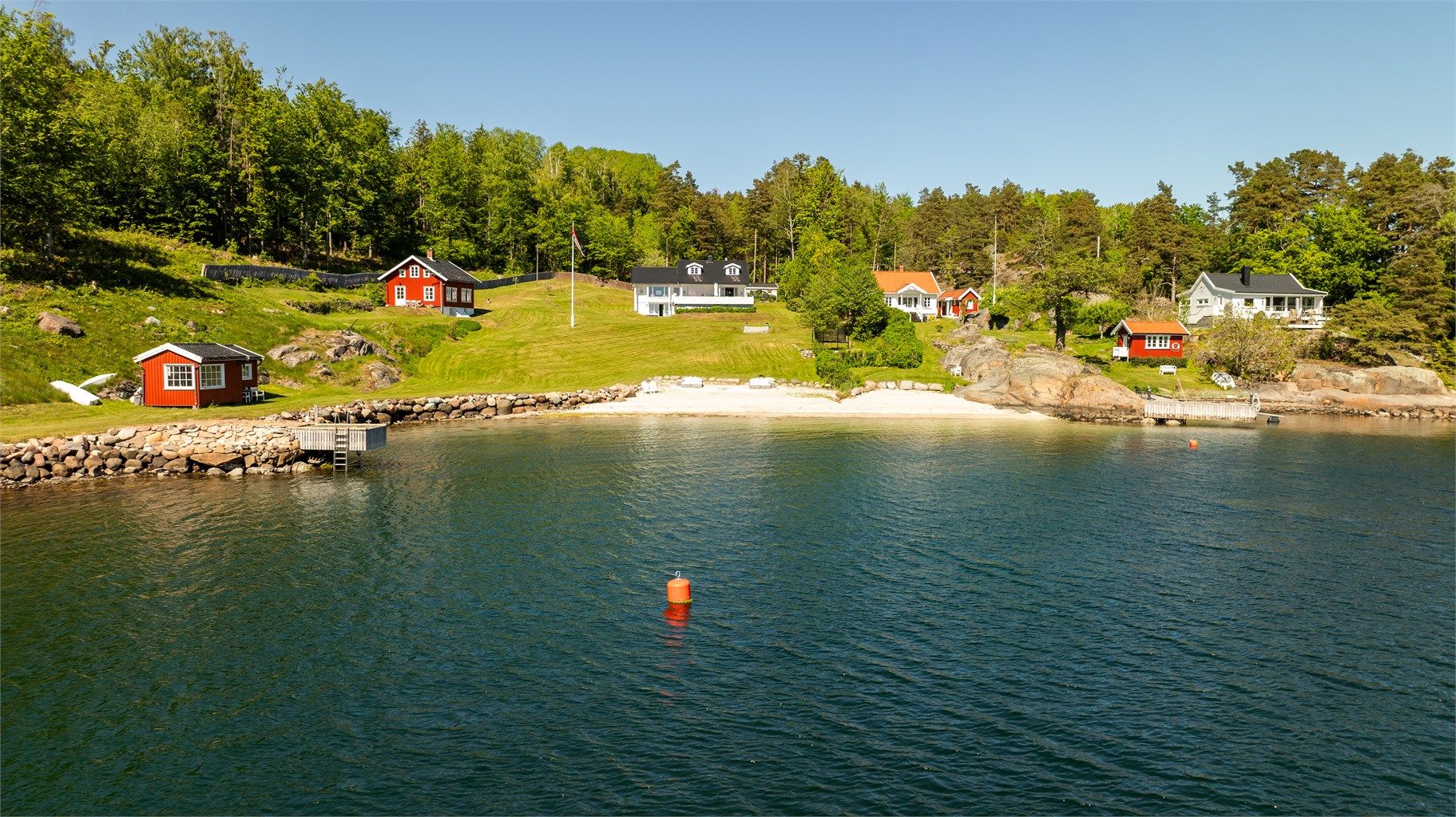 Her får du en sjelden anledning til å overta en helt spesiell strandeiendom.
