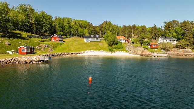 Her får du en sjelden anledning til å overta en helt spesiell strandeiendom.