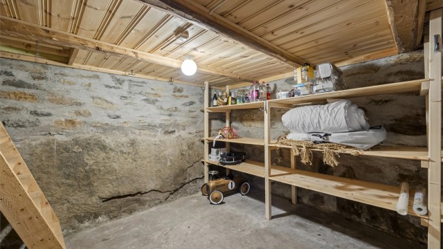 Kjeller med grunnmur av naturstein og betong, gir gode lagringsmuligheter. Tilgang fra stue og utvendig.