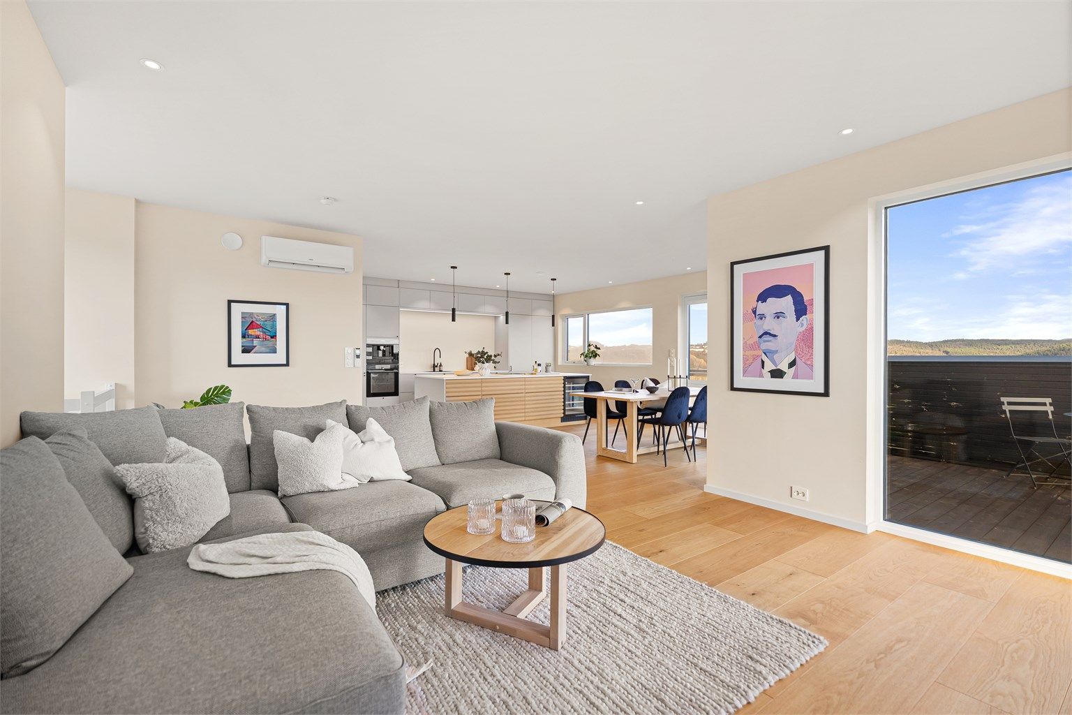 Øverste etasje har en god og romslig planløsning med oppholdsrom som stue/kjøkken og utgang til to hyggelige uteplasser. 