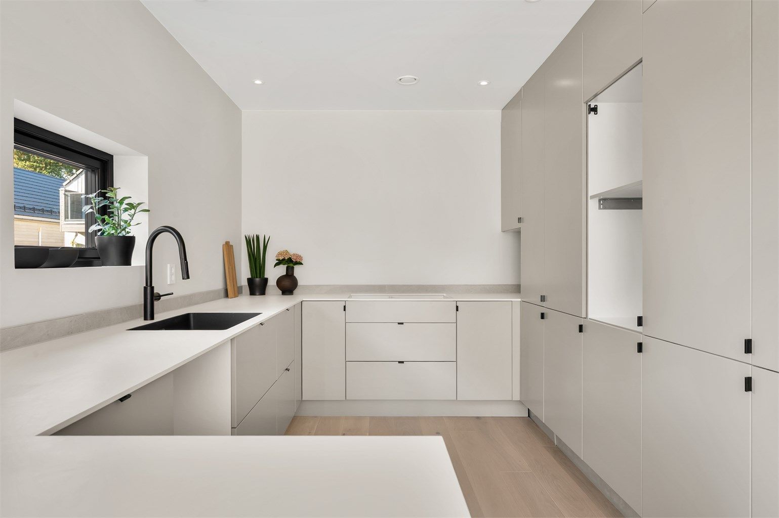 Lekkert, moderne kjøkken i 1. etasje levert av Fossline. 