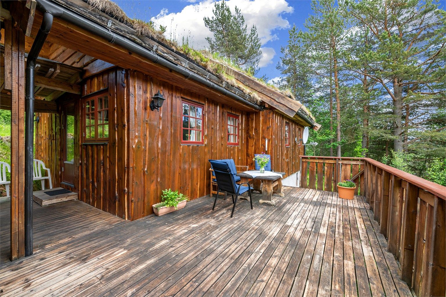 Stor, sydvendt terrasse på 35 kvm med delvis takoverbygg og plassbygd utebod.
Foto: Stian Wiik