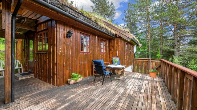 Stor, sydvendt terrasse på 35 kvm med delvis takoverbygg og plassbygd utebod.
Foto: Stian Wiik