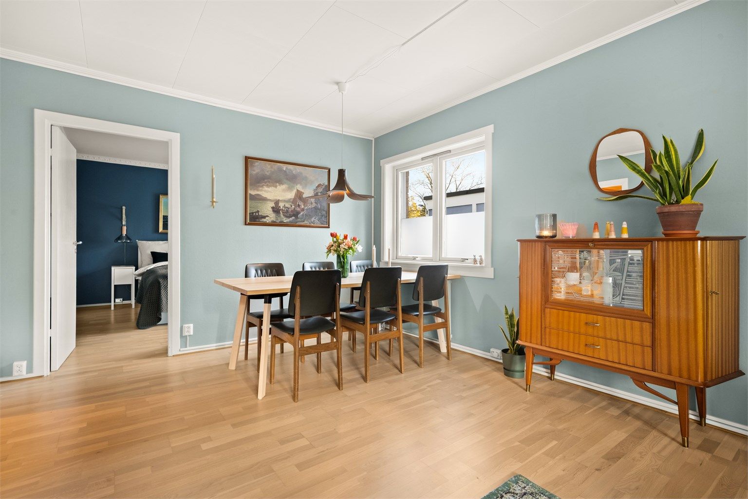 Fra stuen er det enkel tilgang til leilighetens soverom.