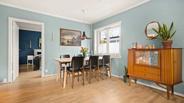 Fra stuen er det enkel tilgang til leilighetens soverom.