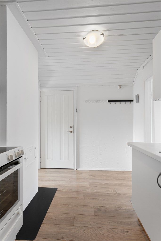 Fra kjøkkenet er det adkomst til soverom og stue, samt utgang til felles trapperom.