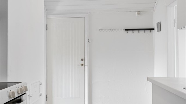 Fra kjøkkenet er det adkomst til soverom og stue, samt utgang til felles trapperom.