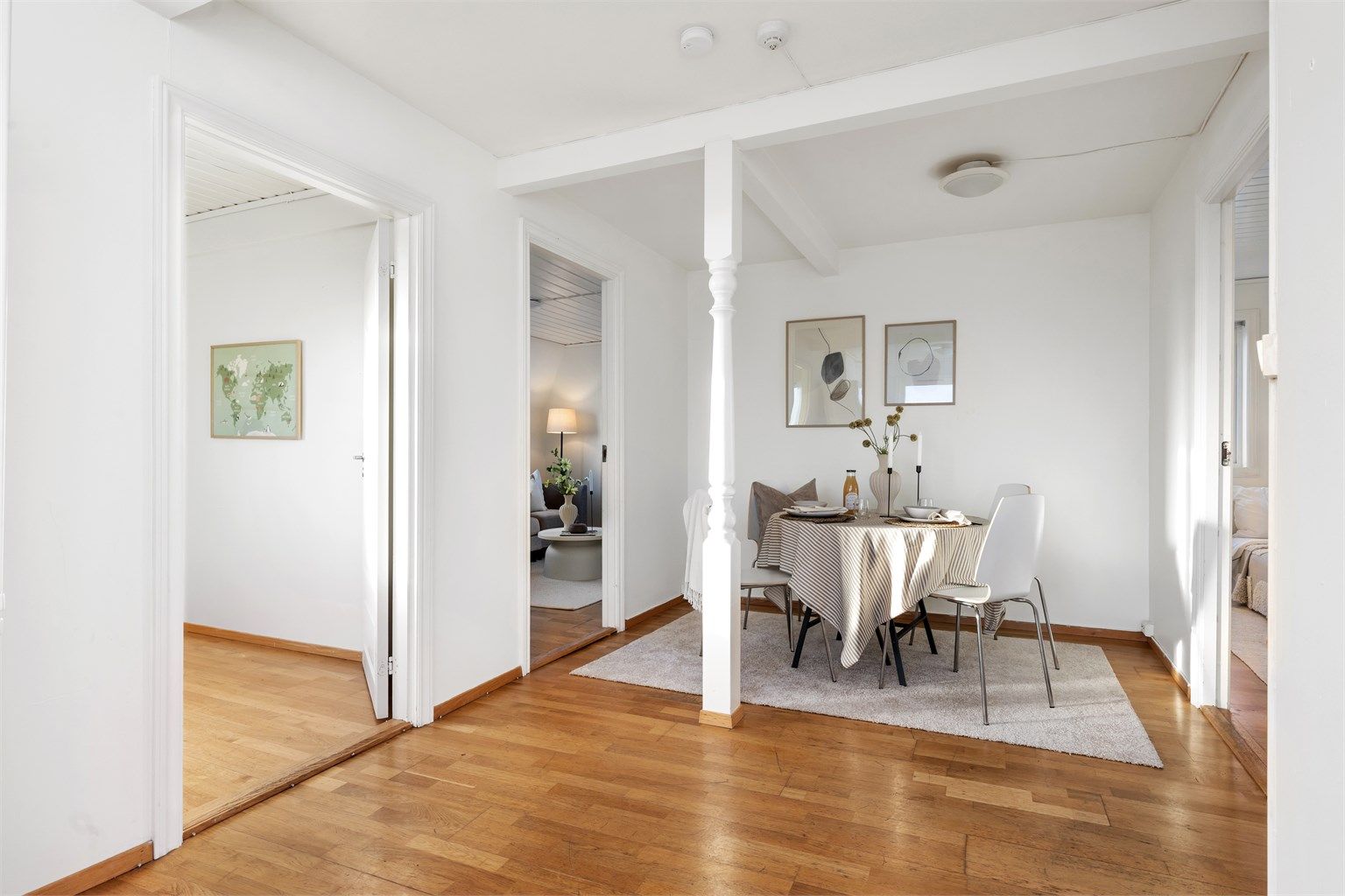 Romslig spiseavdeling med god plass til spisebord og enkel passasje mellom rommene.
