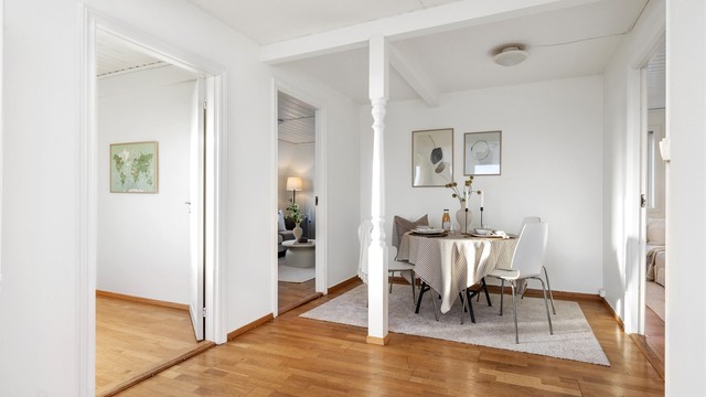 Romslig spiseavdeling med god plass til spisebord og enkel passasje mellom rommene.
