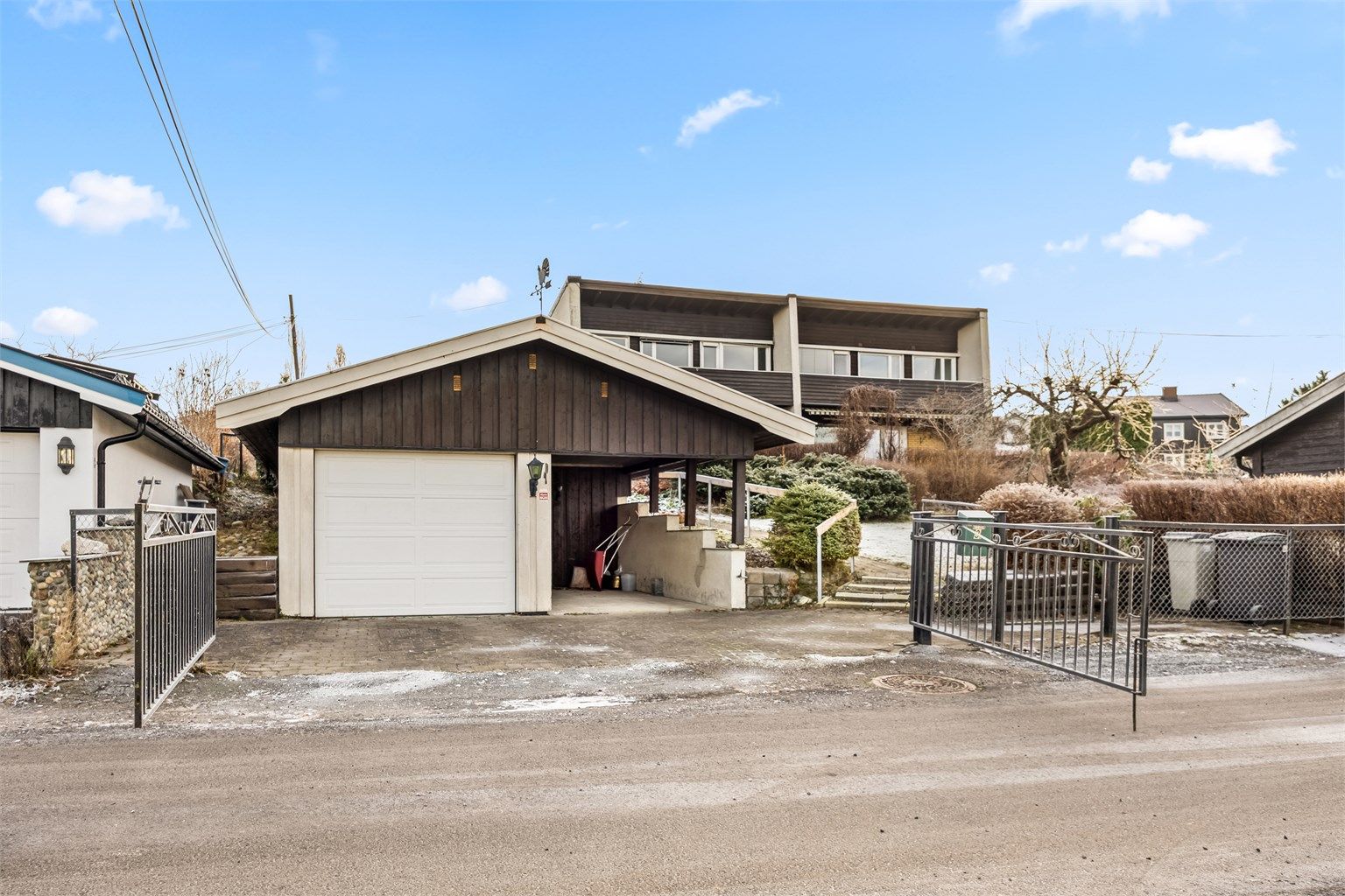 Parkering i egen garasje på 20 m² med tilhørende bod, samt carport.