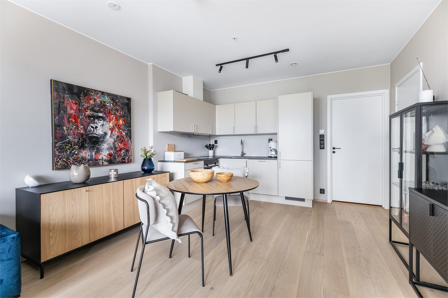 Kjøkkenet er montert innerst i stuen, til fordel for en størst mulig disponibel gulvflate i resten av rommet.