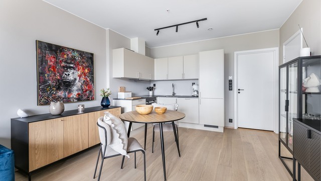 Kjøkkenet er montert innerst i stuen, til fordel for en størst mulig disponibel gulvflate i resten av rommet.