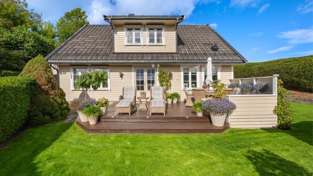 Eiendommen omkranses av en nydelig opparbeidet tomt og hage.