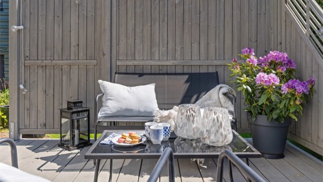 Leveggene i tre skaper en lun og privat sone på terrassen.