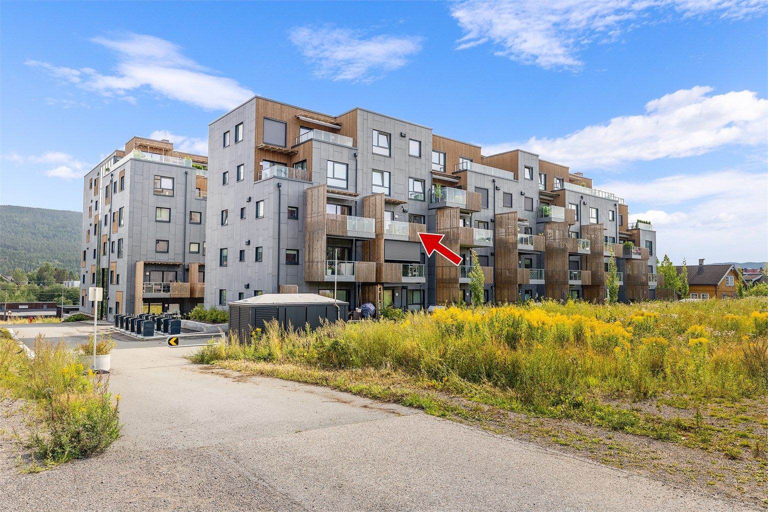 Velkommen til Berget 17 A, en superfin startleilighet med flott intern beliggenhet. Romslig vestvendt balkong med herlige solforhold og garasjeplass m/elbillader Foto: Digit Media AS v/Remi Kvam Fredhjem