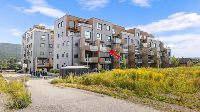 Velkommen til Berget 17 A, en superfin startleilighet med flott intern beliggenhet. Romslig vestvendt balkong med herlige solforhold og garasjeplass m/elbillader Foto: Digit Media AS v/Remi Kvam Fredhjem