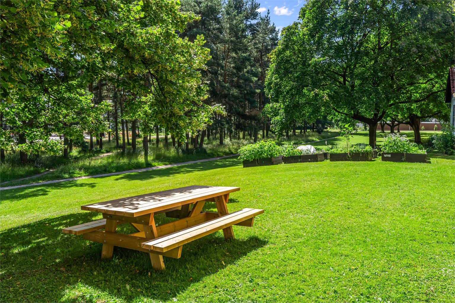 Borettslaget har flere grillplasser, en lekeplass for beboerne, plantekasser, to vaskerianlegg og et velferdslokale