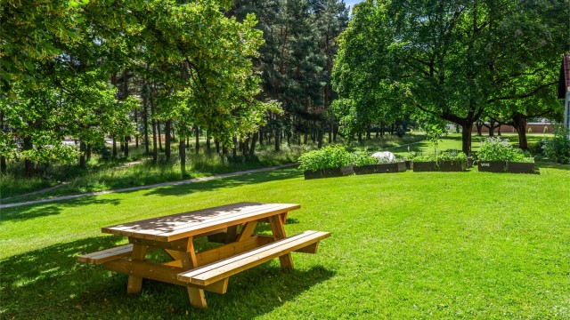 Borettslaget har flere grillplasser, en lekeplass for beboerne, plantekasser, to vaskerianlegg og et velferdslokale