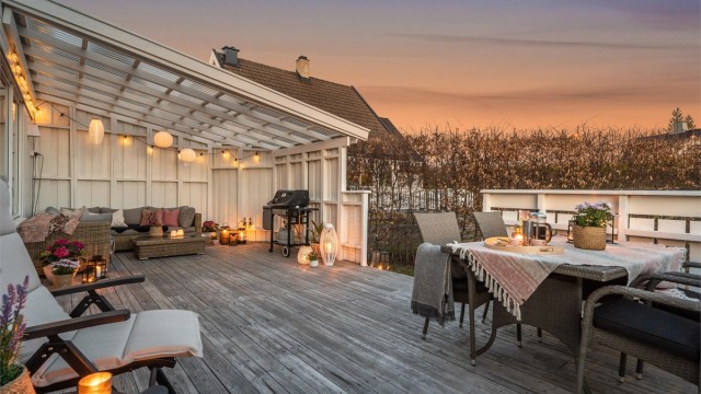 Delvis overbygget terrasse på 32 kvm med utebelysning og stikkontakt