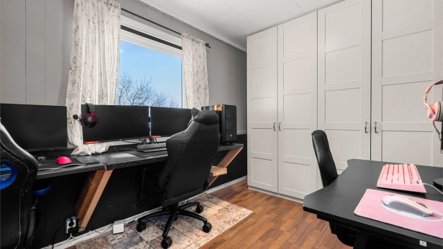 Soverom i hovedetasjen på 9,5 kvm som i dag er innredet som hjemmekontor, med god arbeidsplass og oppbevaringsmuligheter.