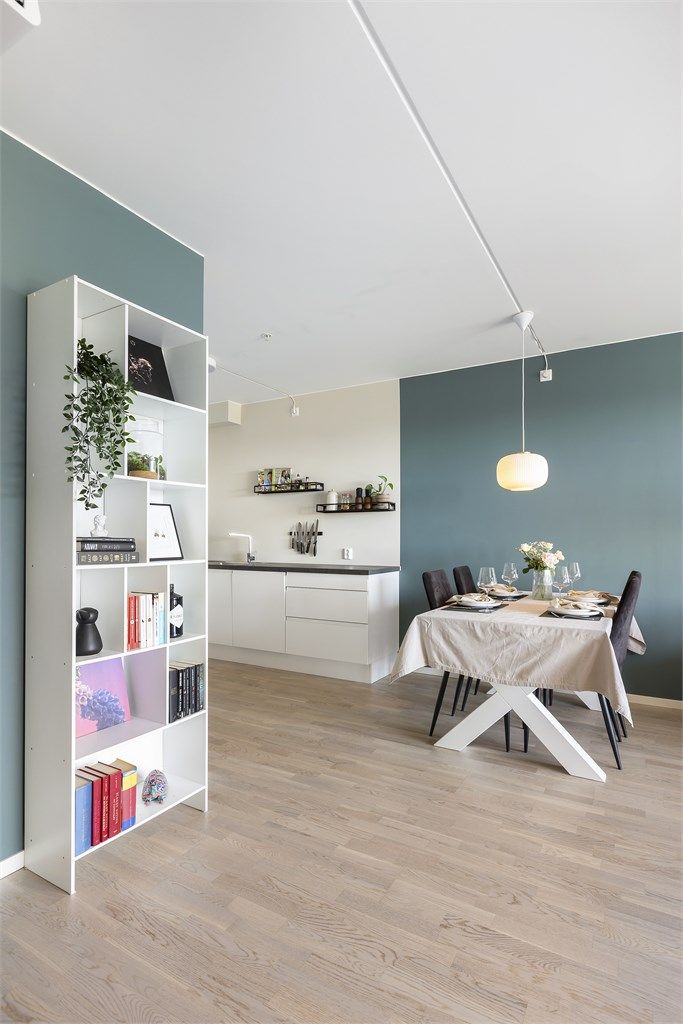 Kjøkkeninnredningen har benkeplate med laminert overflate og god arbeidsplass.