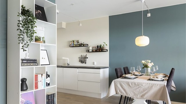 Kjøkkeninnredningen har benkeplate med laminert overflate og god arbeidsplass.