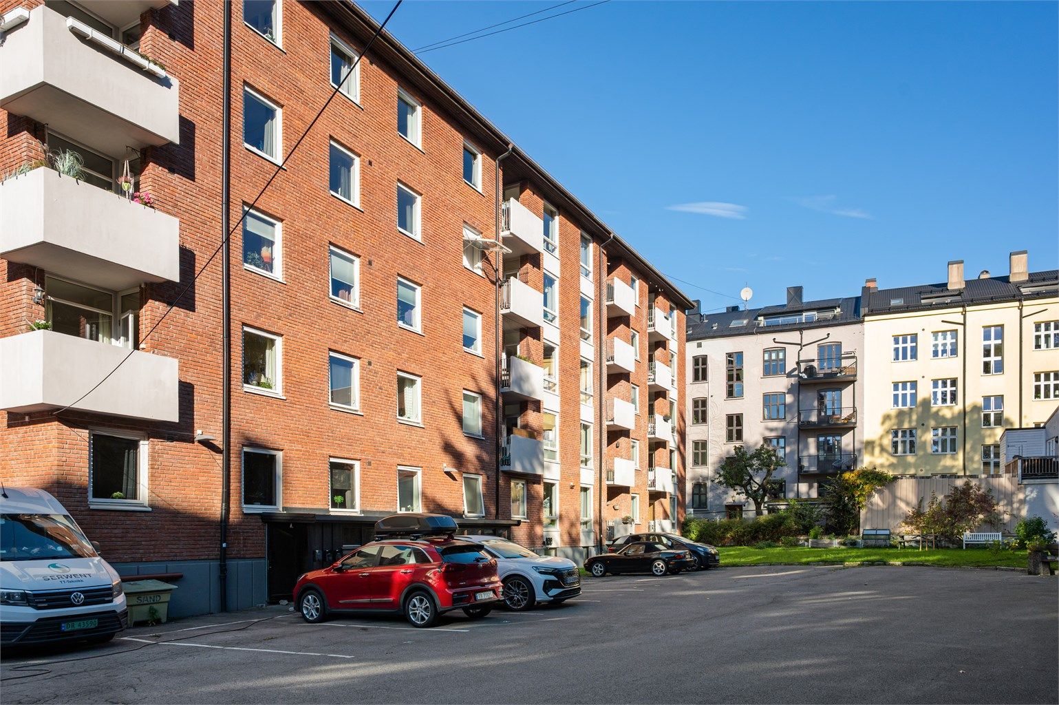 Borettslaget disponerer per i dag 17 parkeringsplasser som er fordelt etter en venteliste, hvorav 8 plasser har elbilladere.