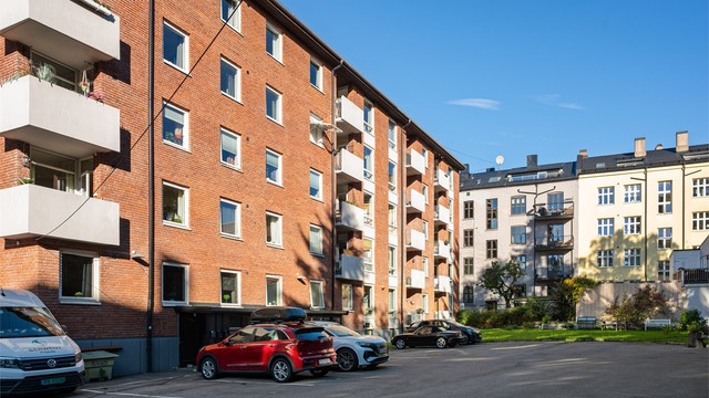 Borettslaget disponerer per i dag 17 parkeringsplasser som er fordelt etter en venteliste, hvorav 8 plasser har elbilladere.