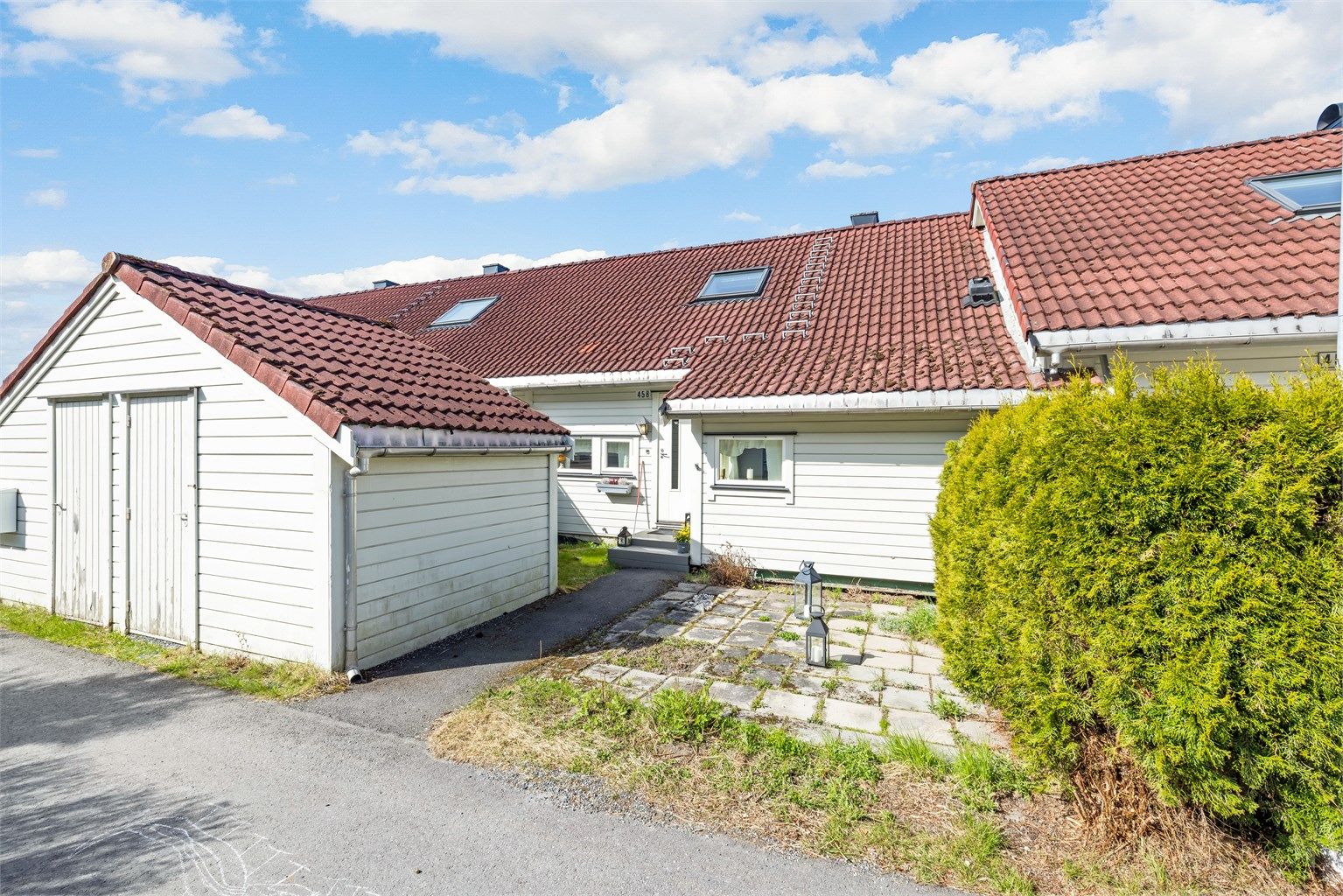 Et innholdsrikt rekkehus over tre plan med moderniseringsbehov – en god mulighet til å skape et hjem etter egen smak og stil.