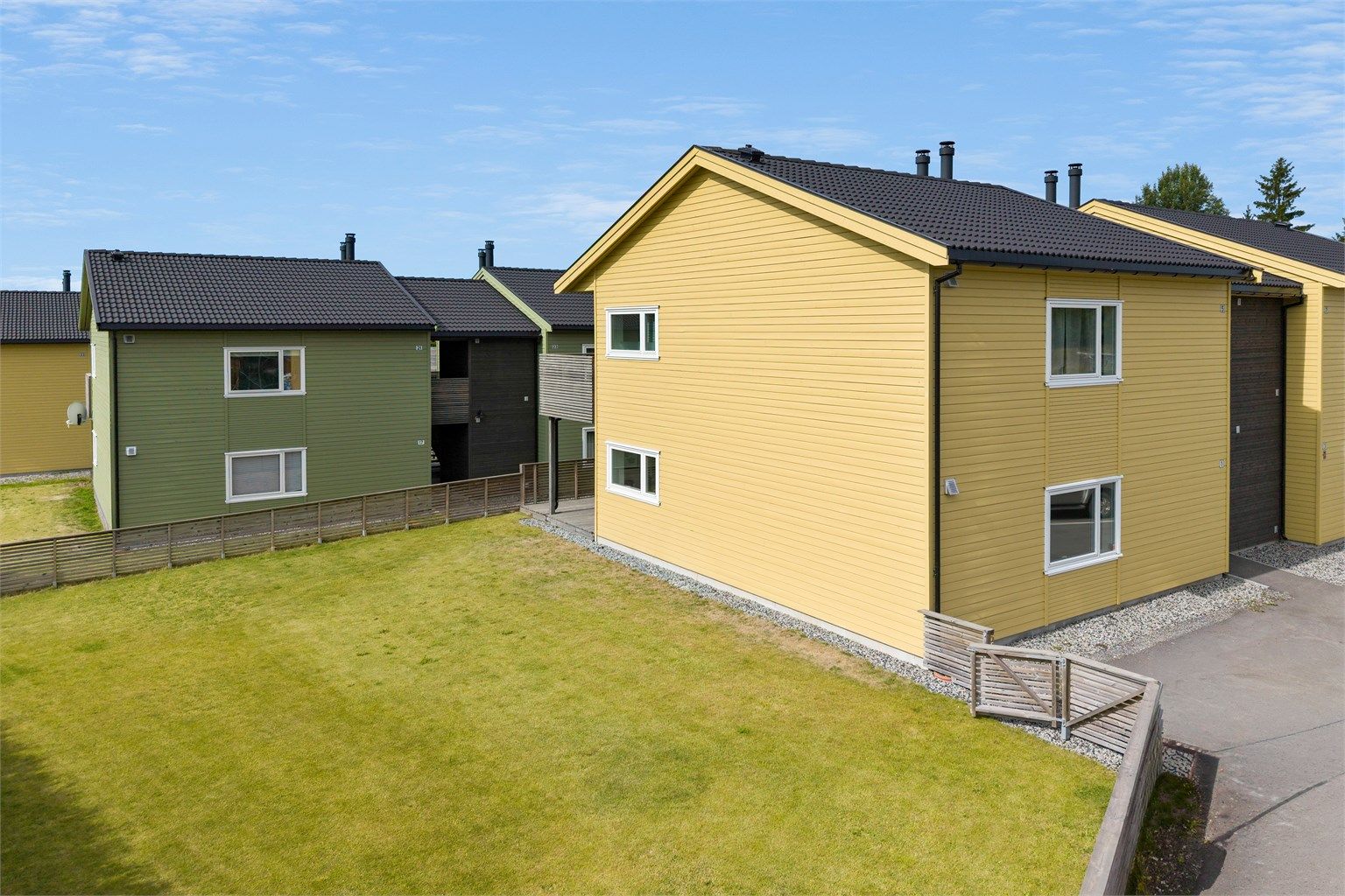 Leiligheten har stor inngjerdet hage som er tinglyst som tilleggsdel til seksjonen. 