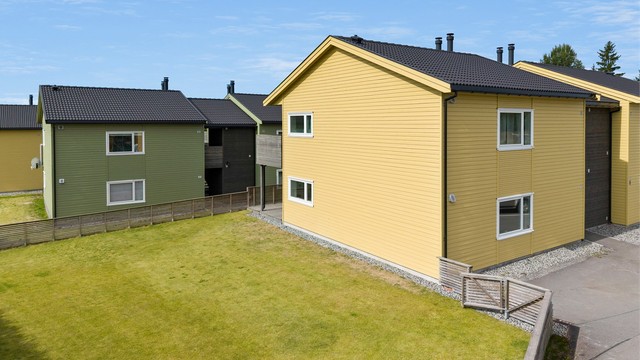 Leiligheten har stor inngjerdet hage som er tinglyst som tilleggsdel til seksjonen.