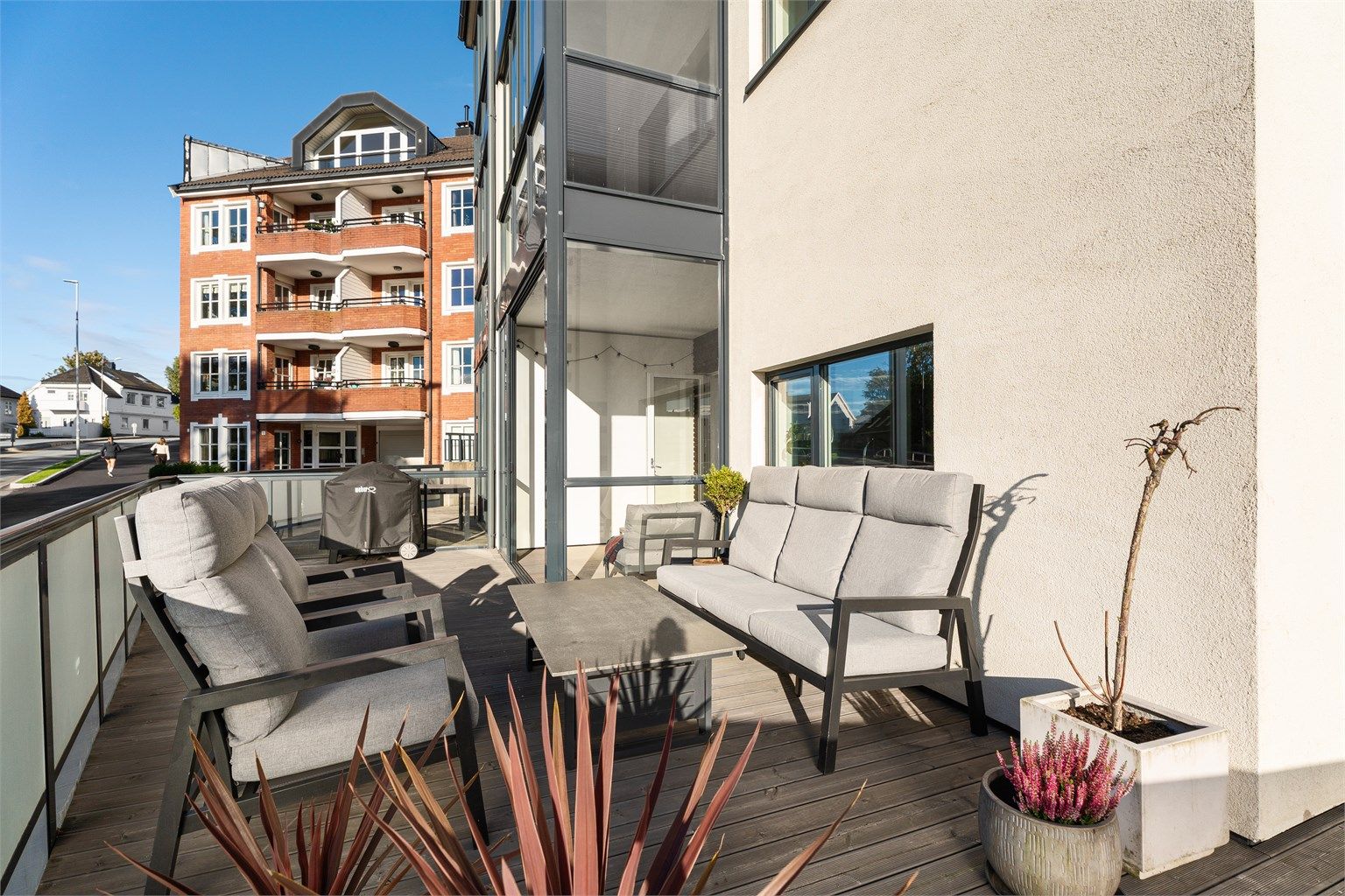 Det er rikelig med plass til utemøblementer, grill m.m. på terrassen. 