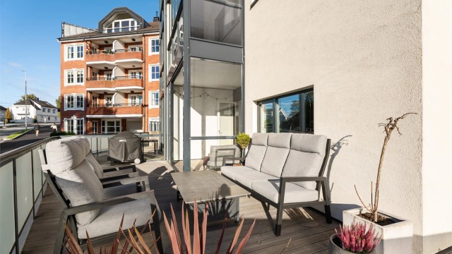 Det er rikelig med plass til utemøblementer, grill m.m. på terrassen.