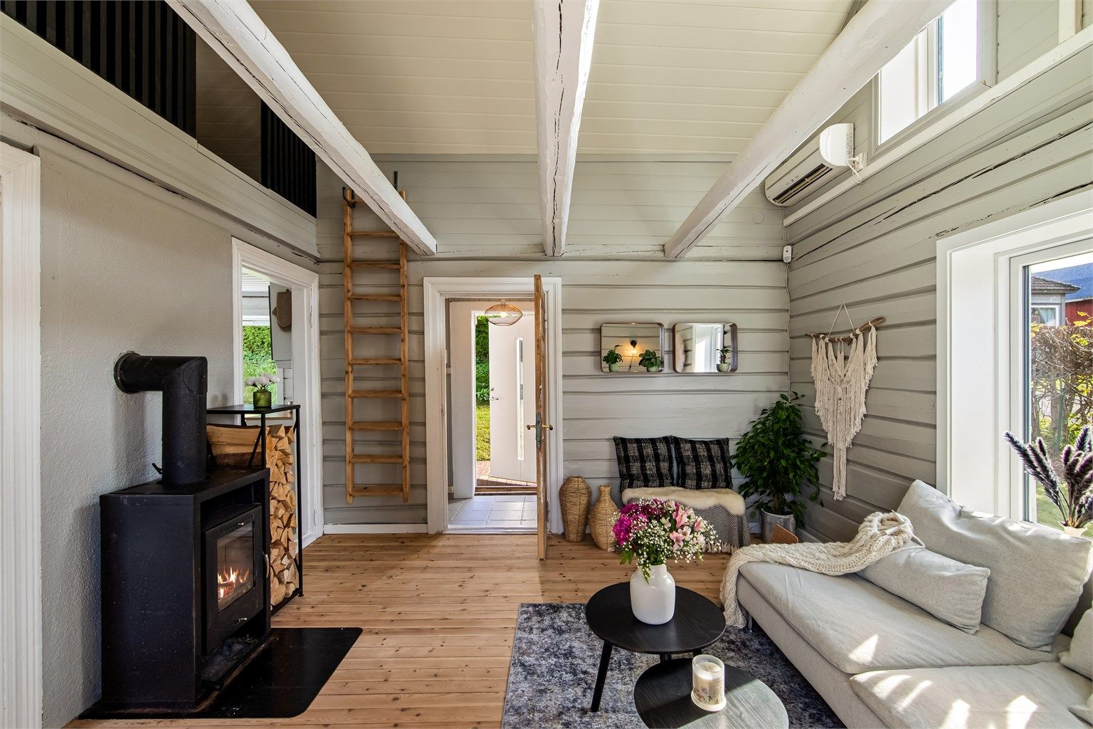 Stuen har vedovn. Perfekt for både varme og hygge på kjølige dager. Det er også monter varmepumpe.