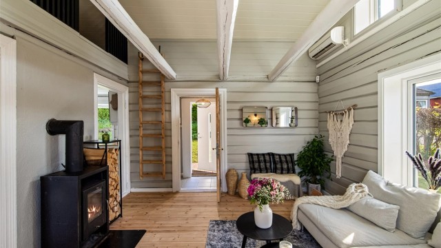 Stuen har vedovn. Perfekt for både varme og hygge på kjølige dager. Det er også monter varmepumpe.