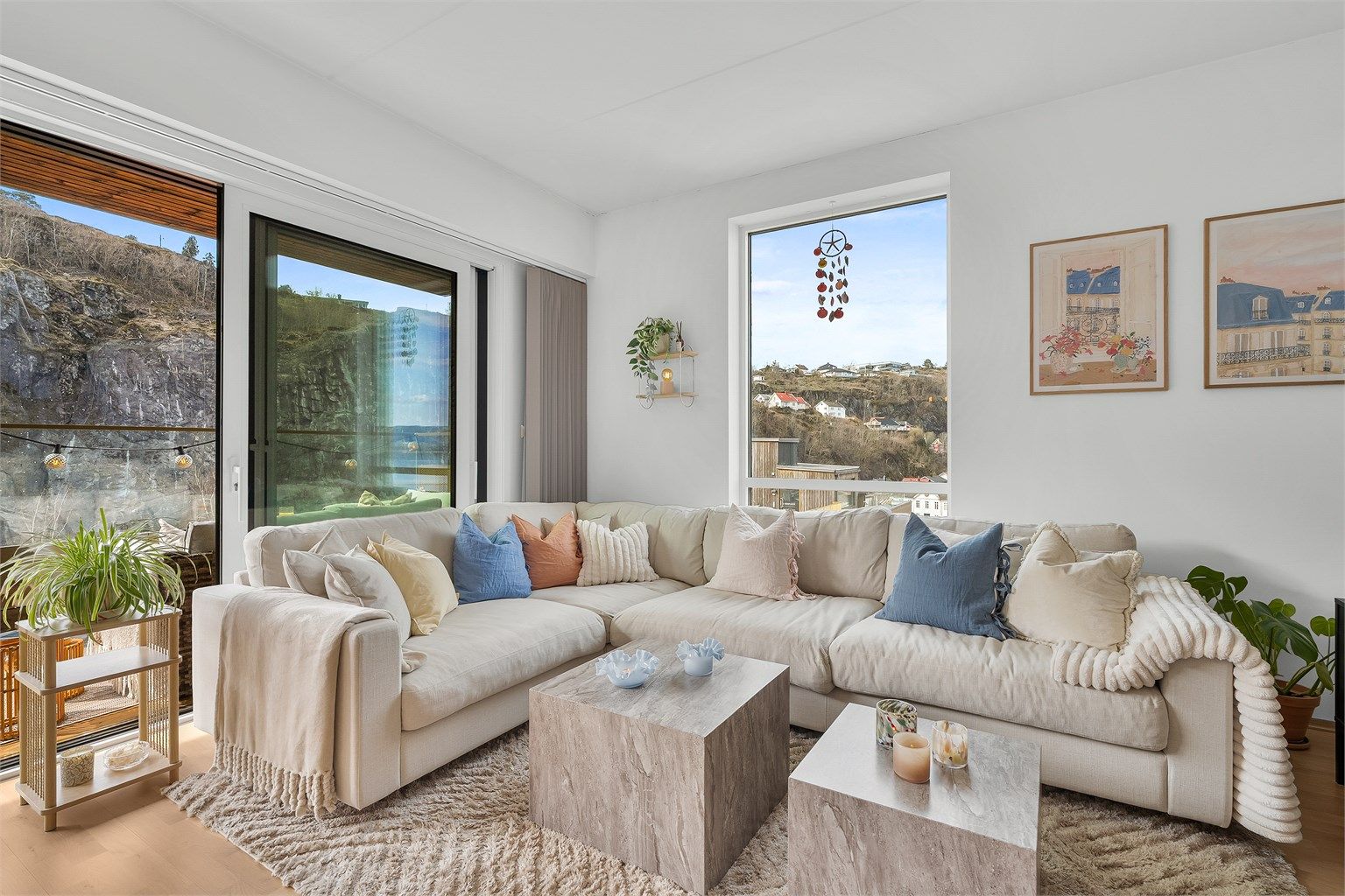 Stuen har god plass til en romslig sofagruppe og oppvarmes av panelovn.