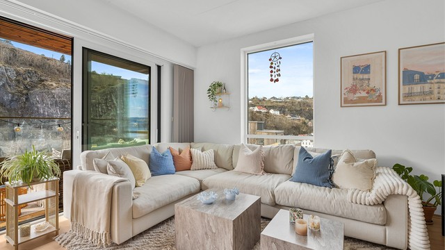 Stuen har god plass til en romslig sofagruppe og oppvarmes av panelovn.