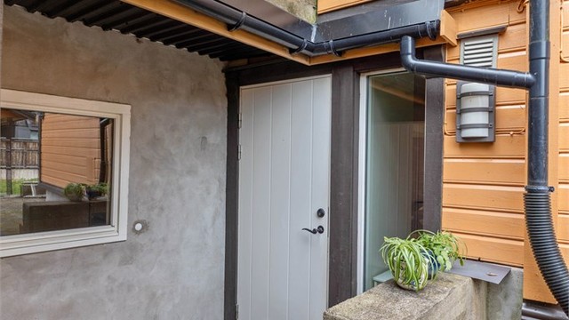 Separat inngangsparti til underetasjen.