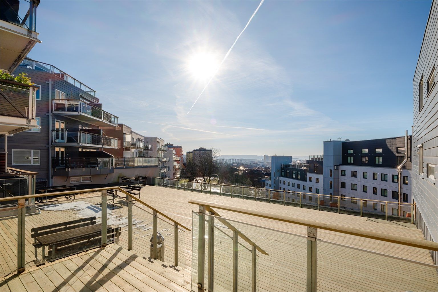 Romslig, felles takterrasse også i 5.etg med nye terrassebord fra 2025.