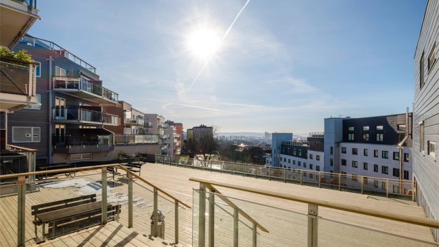 Romslig, felles takterrasse også i 5.etg med nye terrassebord fra 2025.