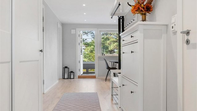 Entréen har skyvedørsgarderobe.