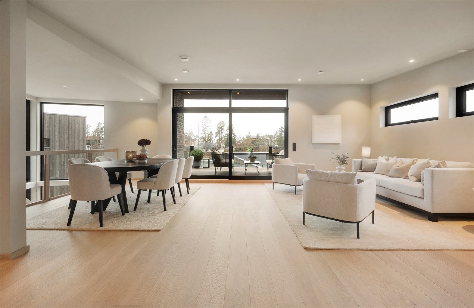 Fra stuen er det direkte utgang til en stor, delvis overbygget balkong på 23 m².