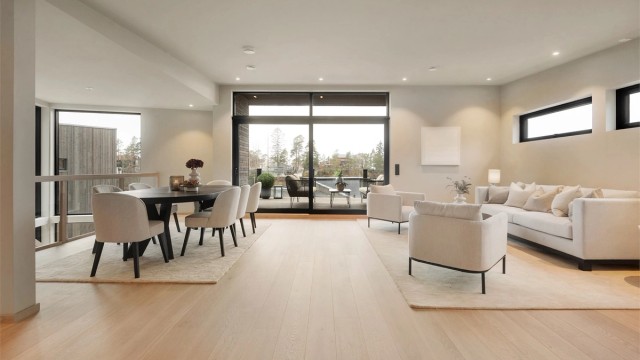 Fra stuen er det direkte utgang til en stor, delvis overbygget balkong på 23 m².