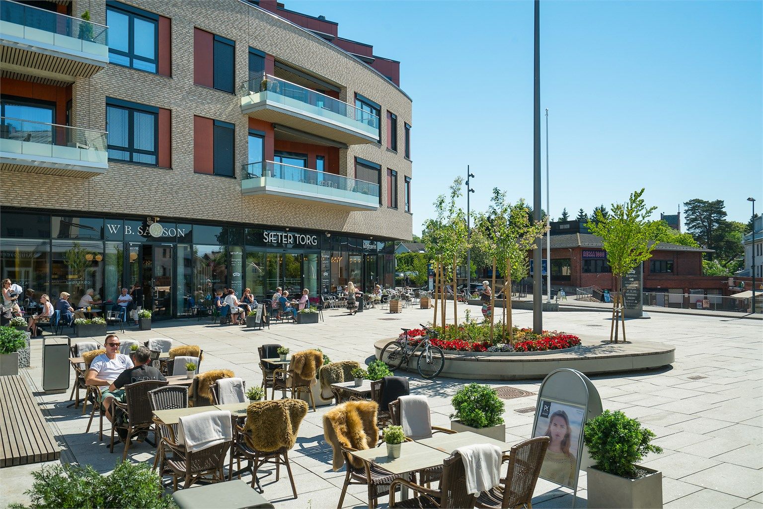 Sæter Torg: et levende nærsenter på Nordstrand der kaféliv, butikker og hverdagsærender møtes i en hyggelig og lokal atmosfære.