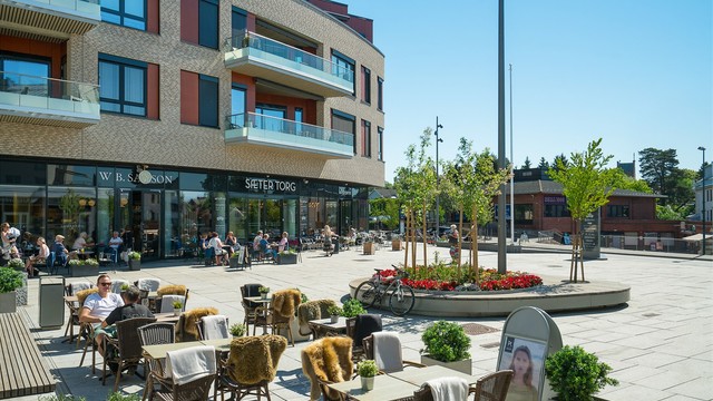 Sæter Torg: et levende nærsenter på Nordstrand der kaféliv, butikker og hverdagsærender møtes i en hyggelig og lokal atmosfære.