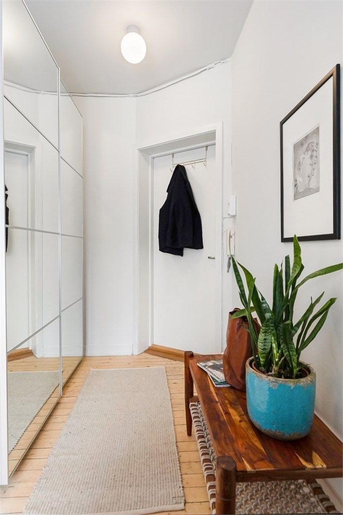 Leiligheten har en gjennomtenkt og funksjonell planløsning som består av entré, stue med åpen kjøkkenløsning og baderom