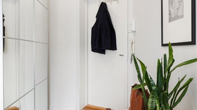 Leiligheten har en gjennomtenkt og funksjonell planløsning som består av entré, stue med åpen kjøkkenløsning og baderom