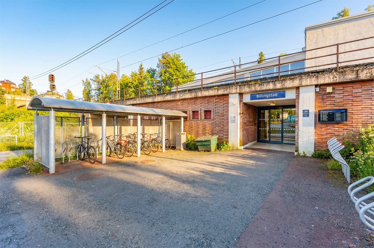 Fra Billingstad stasjon tar toget deg effektivt til Sandvika, Lysaker og Oslo S. Ligger ca. 10 -12 minutter gange fra boligen.