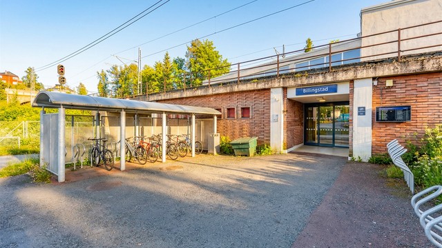 Fra Billingstad stasjon tar toget deg effektivt til Sandvika, Lysaker og Oslo S. Ligger ca. 10 -12 minutter gange fra boligen.